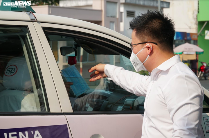 Mạnh thường quân phát 100.000 khẩu trang cho người nghèo ở TP.HCM chống dịch corona - 3