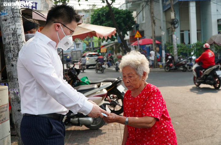 Mạnh thường quân phát 100.000 khẩu trang cho người nghèo ở TP.HCM chống dịch corona - 10