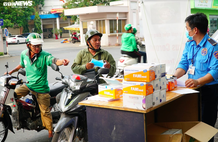 Mạnh thường quân phát 100.000 khẩu trang cho người nghèo ở TP.HCM chống dịch corona - 8