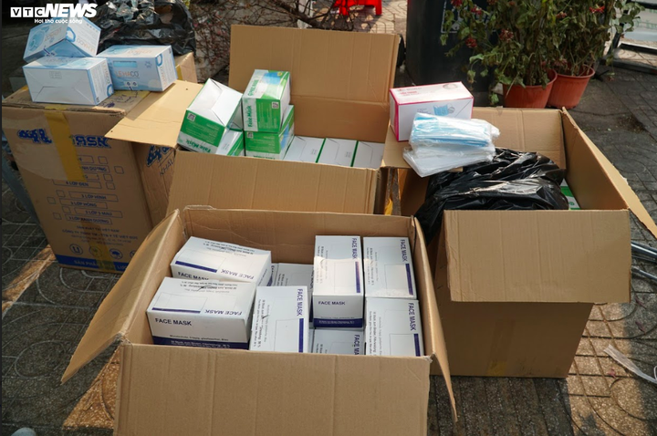 Mạnh thường quân phát 100.000 khẩu trang cho người nghèo ở TP.HCM chống dịch corona - 4