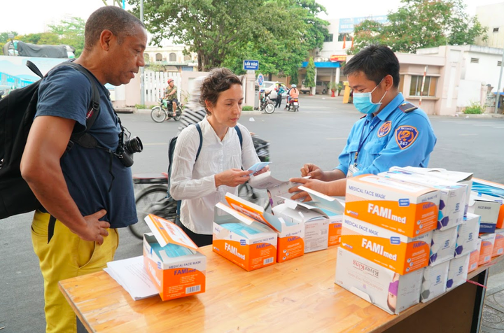 Mạnh thường quân phát 100.000 khẩu trang cho người nghèo ở TP.HCM chống dịch corona - 12
