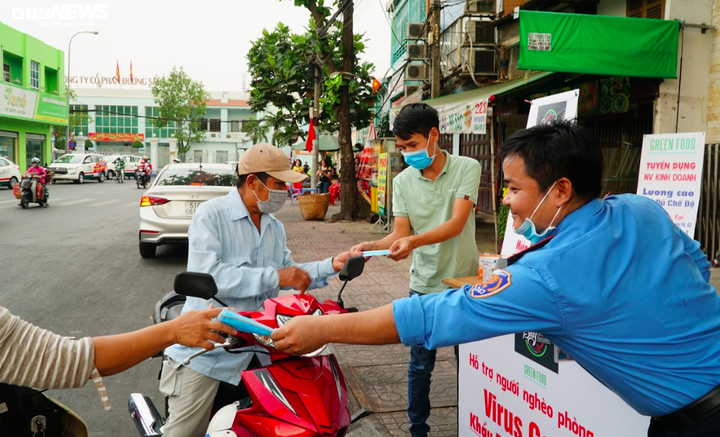 Mạnh thường quân phát 100.000 khẩu trang cho người nghèo ở TP.HCM chống dịch corona - 5