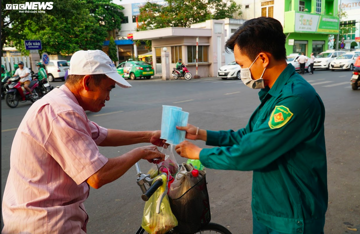 Mạnh thường quân phát 100.000 khẩu trang cho người nghèo ở TP.HCM chống dịch corona - 11