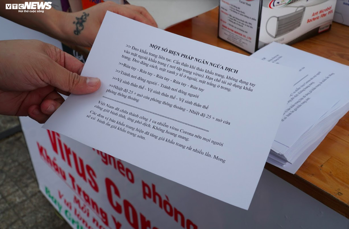 Mạnh thường quân phát 100.000 khẩu trang cho người nghèo ở TP.HCM chống dịch corona - 7