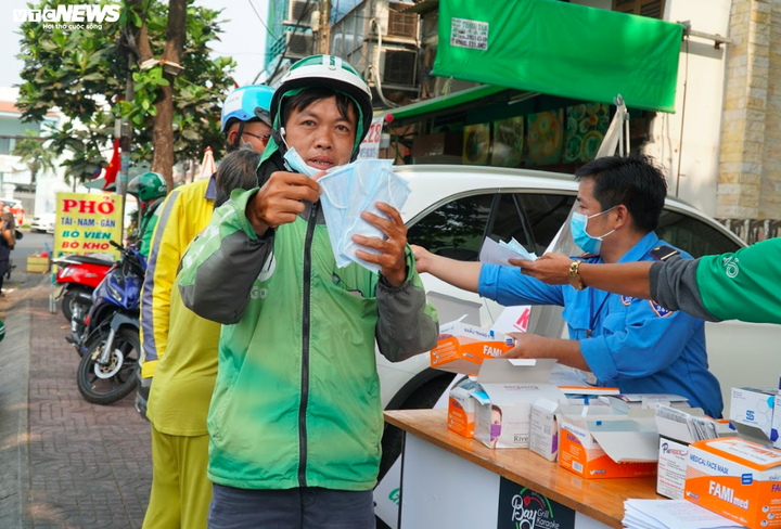Mạnh thường quân phát 100.000 khẩu trang cho người nghèo ở TP.HCM chống dịch corona - 9