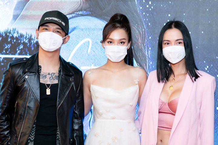 Diện váy áo lộng lẫy, Khả Ngân vẫn đeo khẩu trang đề phòng virus corona - 2