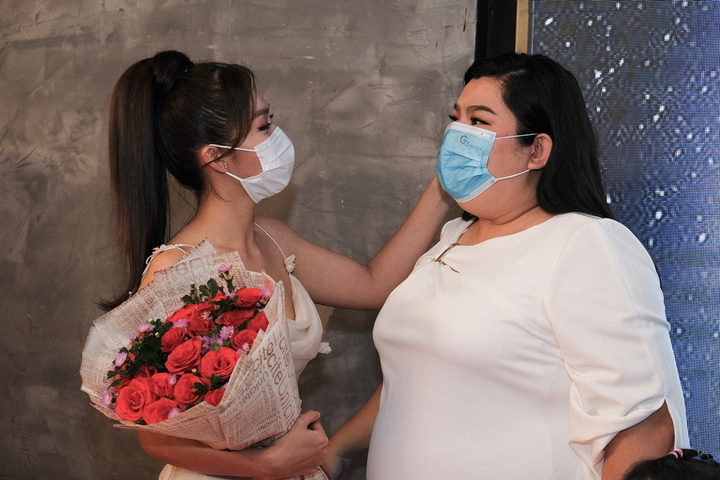 Diện váy áo lộng lẫy, Khả Ngân vẫn đeo khẩu trang đề phòng virus corona - 3