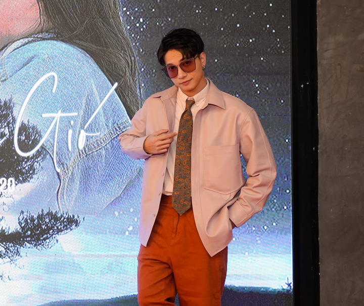 Diện váy áo lộng lẫy, Khả Ngân vẫn đeo khẩu trang đề phòng virus corona - 8