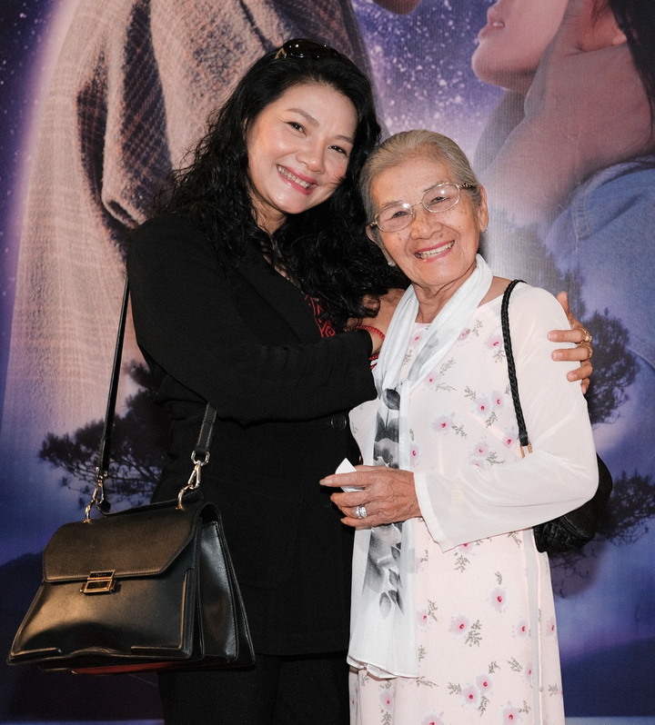 Diện váy áo lộng lẫy, Khả Ngân vẫn đeo khẩu trang đề phòng virus corona - 6