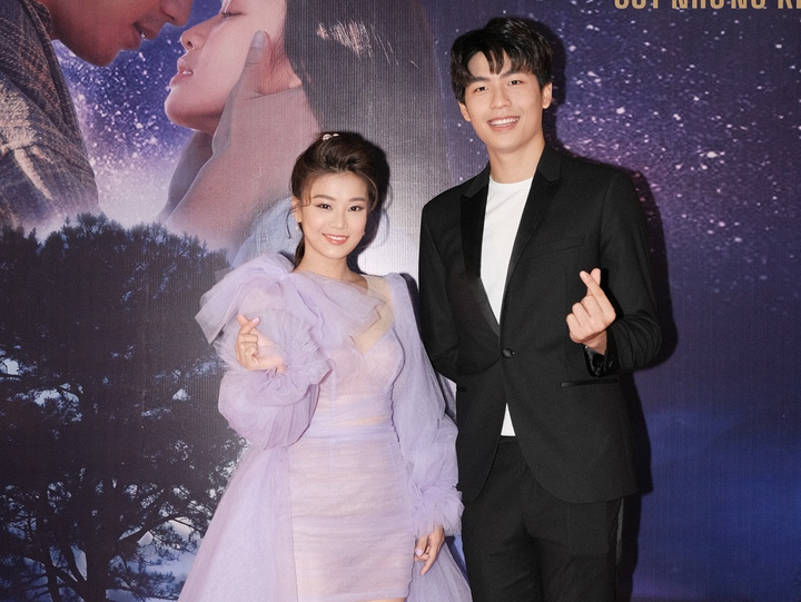 Diện váy áo lộng lẫy, Khả Ngân vẫn đeo khẩu trang đề phòng virus corona - 5