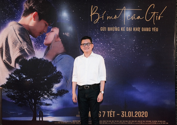 Diện váy áo lộng lẫy, Khả Ngân vẫn đeo khẩu trang đề phòng virus corona - 7