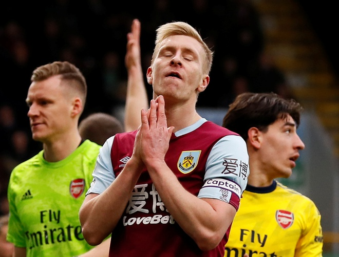 Ozil bất lực, Arsenal hoà thất vọng Burnley - 2