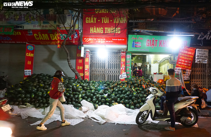 Cửa khẩu ngừng thông quan, hàng nông sản lại chạy về Thủ đô chờ giải cứu - 1
