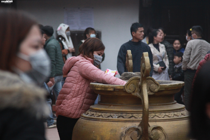 Chùa Đậu không khai hội vẫn thu phí bán hàng, du khách chen nhau lễ bất chấp corona - 13