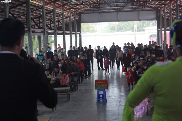 Chùa Đậu không khai hội vẫn thu phí bán hàng, du khách chen nhau lễ bất chấp corona - 8