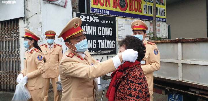 CSGT Hà Nội đội mưa phát khẩu trang miễn phí cho người đi đường chống dịch corona - 6