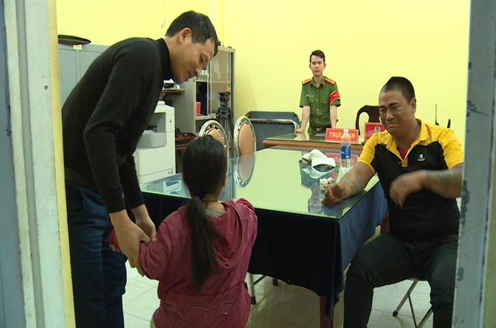 Được gặp con gái, kẻ chém người rồi ôm bình gas cố thủ bật khóc - 1