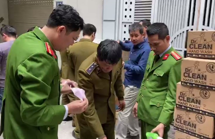 Tịch thu hàng nghìn khẩu trang 3D MASK 'mua lô, tự đóng gói' - 2