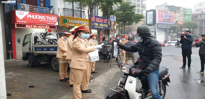 CSGT Hà Nội đội mưa phát khẩu trang miễn phí cho người đi đường chống dịch corona - 4