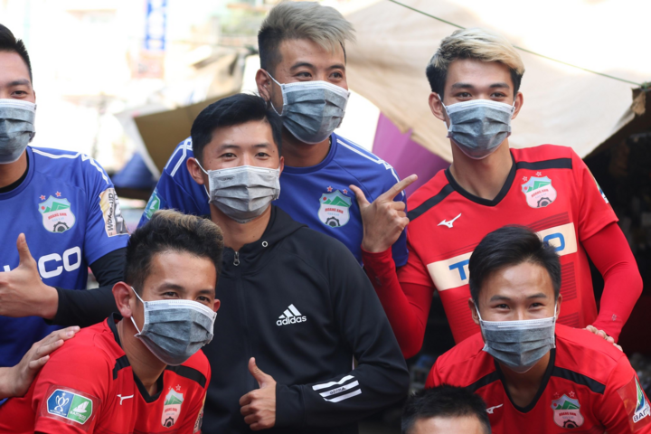 Ảnh: Quân bầu Đức tặng khẩu trang ngoài chợ - 8