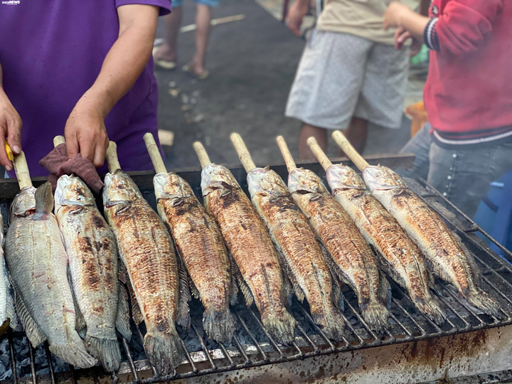 Bán cá lóc nướng ngày vía Thần Tài, thu gần 450 triệu đồng - 3