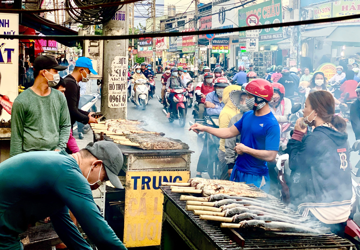 Bán cá lóc nướng ngày vía Thần Tài, thu gần 450 triệu đồng - 6