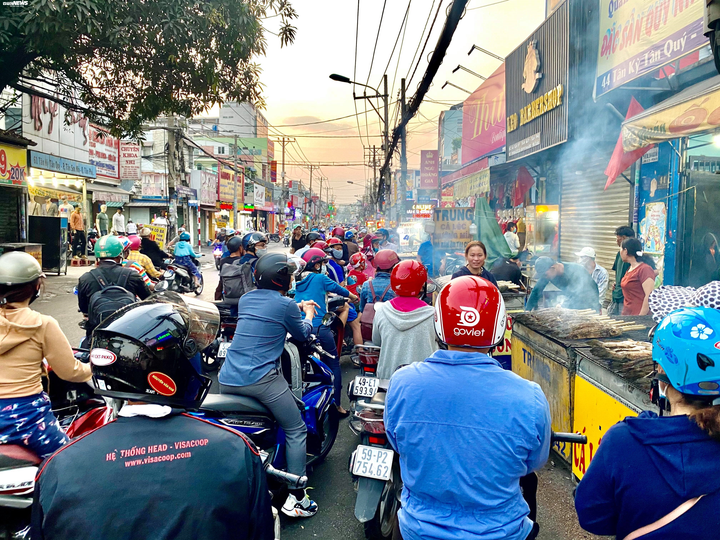 Bán cá lóc nướng ngày vía Thần Tài, thu gần 450 triệu đồng - 1