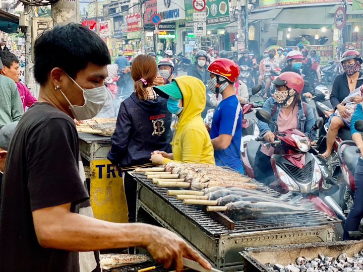 Bán cá lóc nướng ngày vía Thần Tài, thu gần 450 triệu đồng - 2