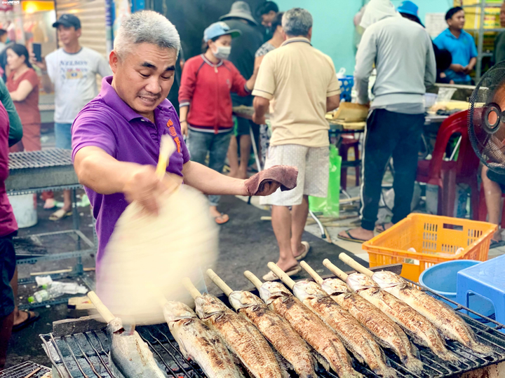 Bán cá lóc nướng ngày vía Thần Tài, thu gần 450 triệu đồng - 4