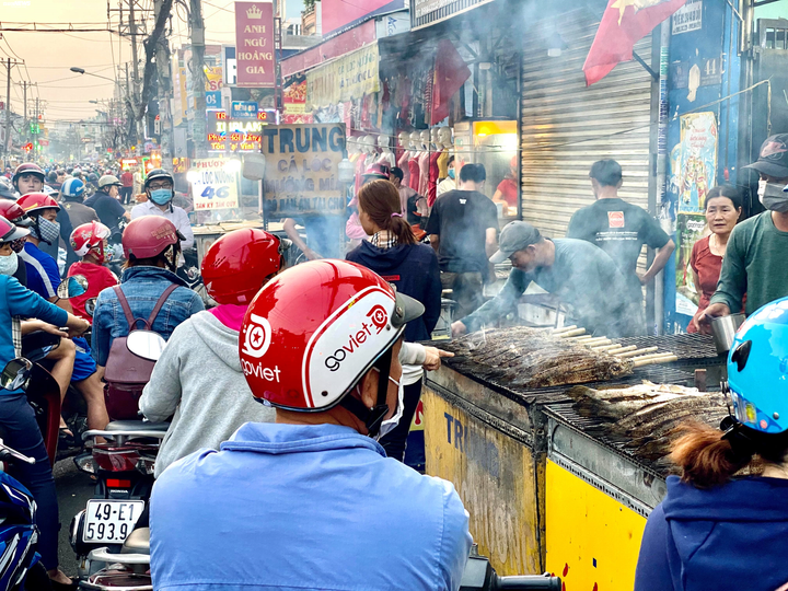 Bán cá lóc nướng ngày vía Thần Tài, thu gần 450 triệu đồng - 7