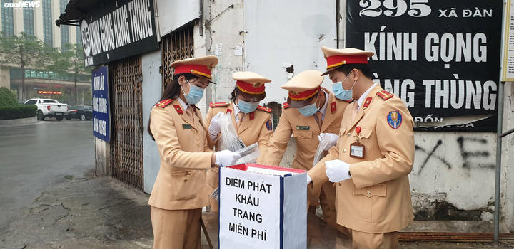 CSGT Hà Nội đội mưa phát khẩu trang miễn phí cho người đi đường chống dịch corona - 5