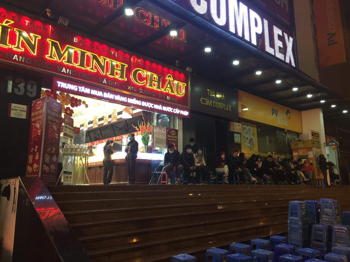 Dân Hà Nội đội mưa, xếp hàng từ tờ mờ sáng mua vàng ngày Thần Tài - 1