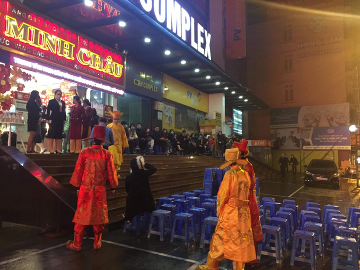 Dân Hà Nội đội mưa, xếp hàng từ tờ mờ sáng mua vàng ngày Thần Tài - 2