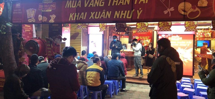 Dân Hà Nội đội mưa, xếp hàng từ tờ mờ sáng mua vàng ngày Thần Tài - 3