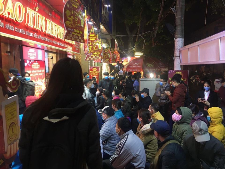 Dân Hà Nội đội mưa, xếp hàng từ tờ mờ sáng mua vàng ngày Thần Tài - 4