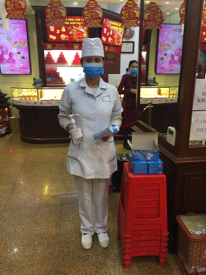 Dân Hà Nội đội mưa, xếp hàng từ tờ mờ sáng mua vàng ngày Thần Tài - 9