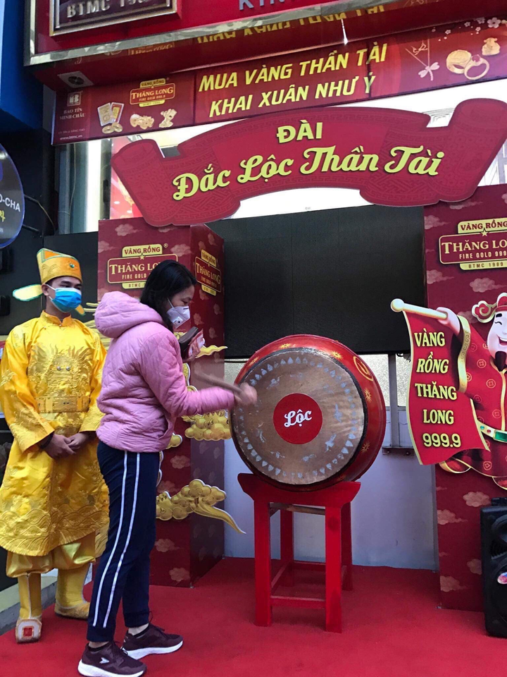 Dân Hà Nội đội mưa, xếp hàng từ tờ mờ sáng mua vàng ngày Thần Tài - 8