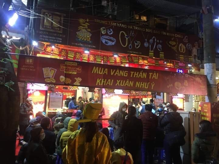 Dân Hà Nội đội mưa, xếp hàng từ tờ mờ sáng mua vàng ngày Thần Tài - 7