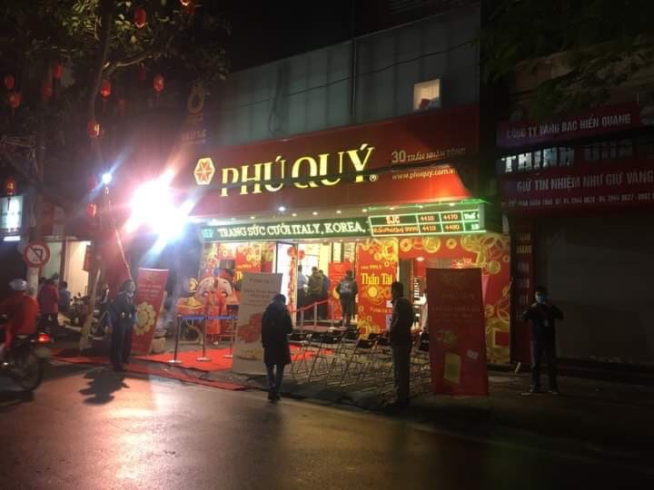 Dân Hà Nội đội mưa, xếp hàng từ tờ mờ sáng mua vàng ngày Thần Tài - 5