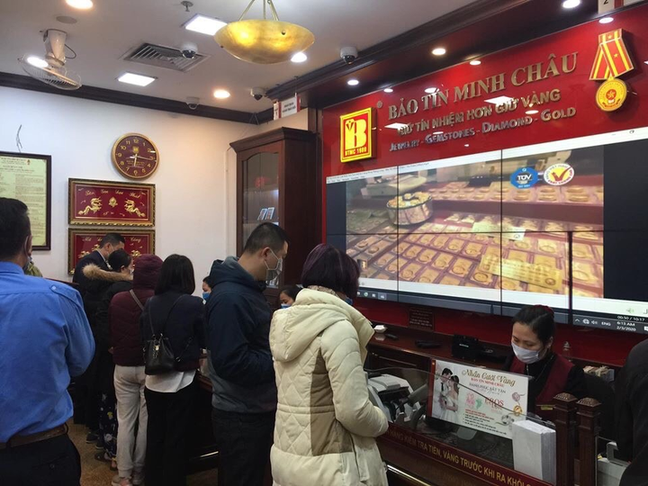 Dân Hà Nội đội mưa, xếp hàng từ tờ mờ sáng mua vàng ngày Thần Tài - 6