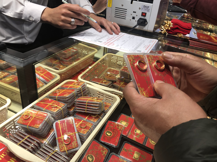 Bất chấp nguy cơ lỗ, dân công sở nhịn ăn trưa, kéo đi mua vàng - 4