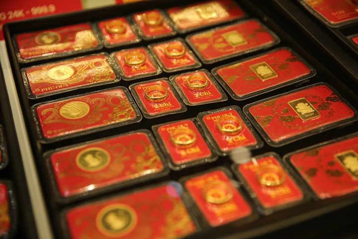 Giá vàng ngày Thần Tài bất ngờ giảm, người mua lỗ nặng - 1