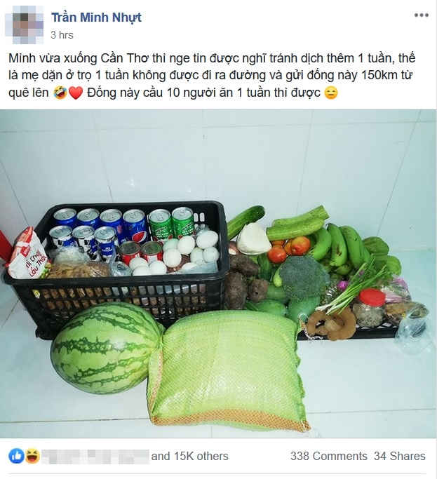 Phụ huynh 'tiếp tế' đồ ăn cho con những ngày virus corona hoành hành - 1