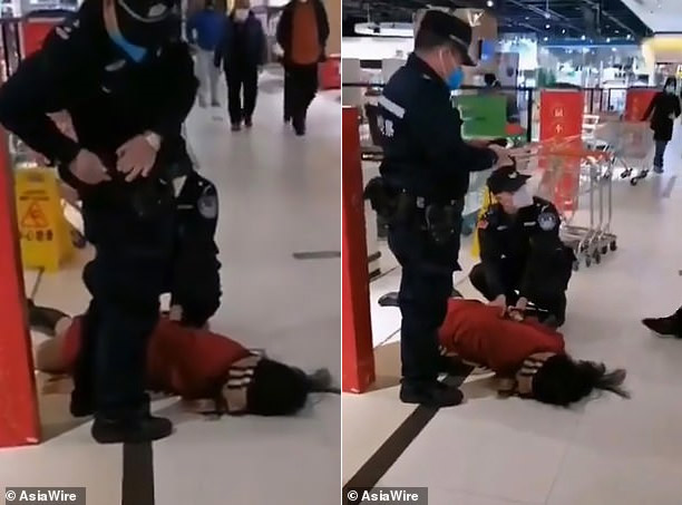 Không chịu đeo khẩu trang, một phụ nữ Trung Quốc bị đuổi khỏi siêu thị - 1