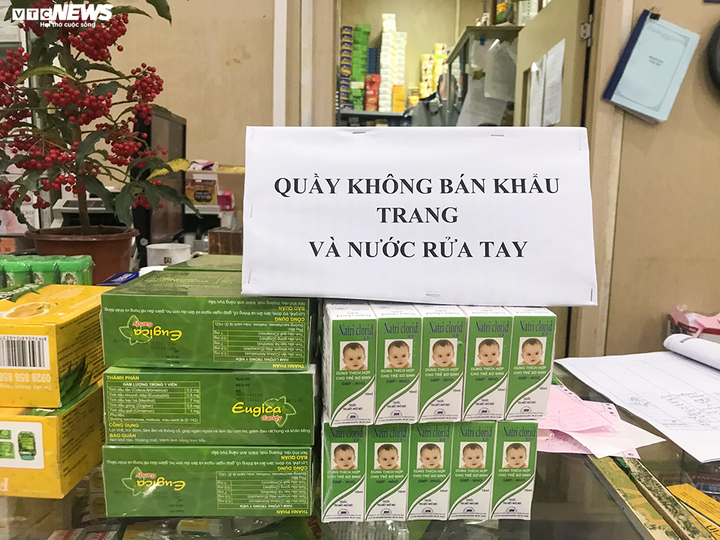 Hàng loạt nhà thuốc ở Hà Nội treo biển 'không bán khẩu trang, đừng hỏi' - 3