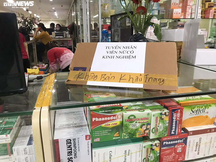 Hàng loạt nhà thuốc ở Hà Nội treo biển 'không bán khẩu trang, đừng hỏi' - 12