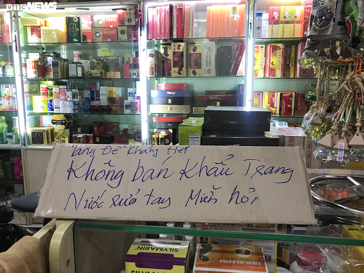 Hàng loạt nhà thuốc ở Hà Nội treo biển 'không bán khẩu trang, đừng hỏi' - 5