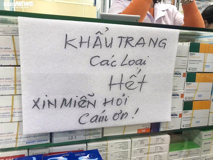Hàng loạt nhà thuốc ở Hà Nội treo biển 'không bán khẩu trang, đừng hỏi' - 6