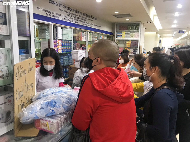 Hàng loạt nhà thuốc ở Hà Nội treo biển 'không bán khẩu trang, đừng hỏi' - 11