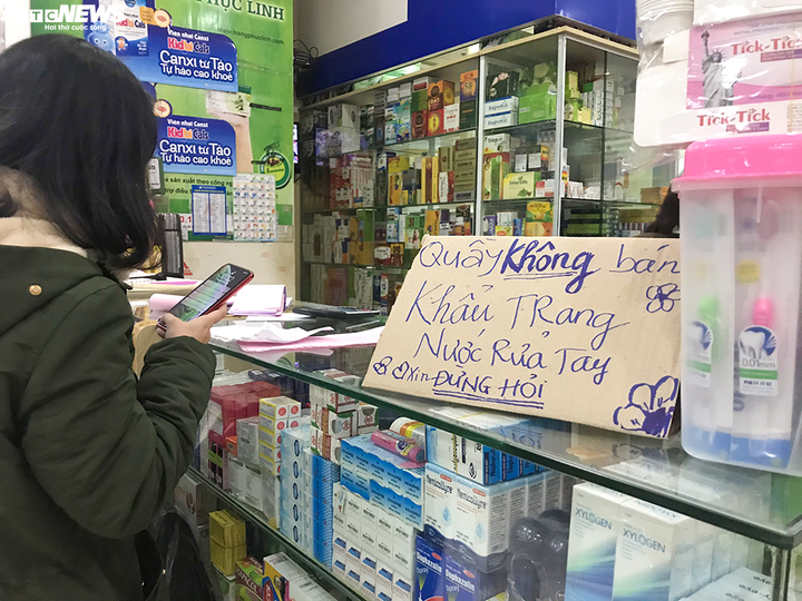 Hàng loạt nhà thuốc ở Hà Nội treo biển 'không bán khẩu trang, đừng hỏi' - 4